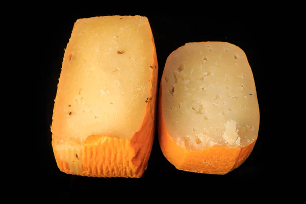 Översta vyn närbild två halvor av hårda läckra ost huvuden — Stockfoto