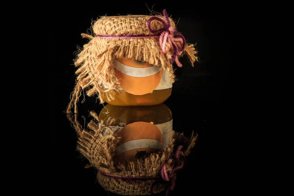 Malá skleněná sklenice lahodné domácí marmelády s odrazem — Stock fotografie