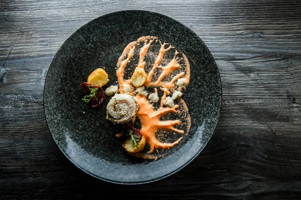 Vista superior de rollos de pescado originalmente decorados con sabrosa guarnición —  Fotos de Stock