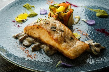 yakın çekim pişmiş deniz balık biftek kızarmış mantar servis