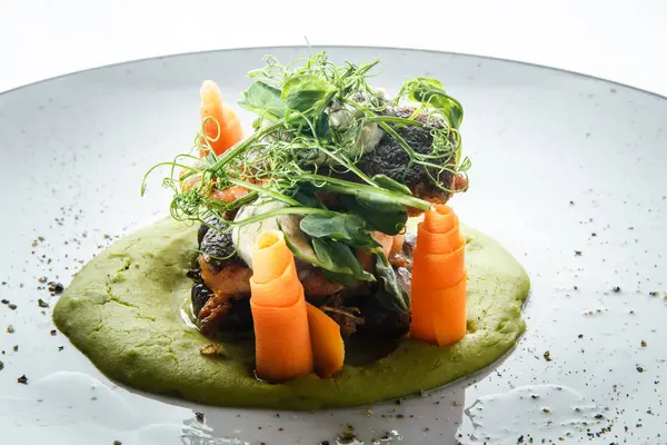 Fillet salmon panggang closeup lezat dihiasi dengan hijau dan wortel — Stok Foto