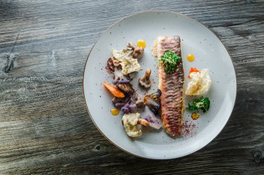 özel dekore edilmiş pişmiş balık fileto su filetosu ve sebze üst görünümü