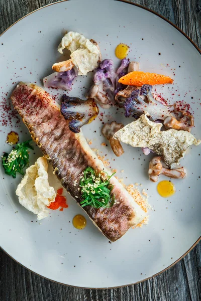 Vista vertical de exquisitos filetes y verduras de pescado a la parrilla decorados — Foto de Stock
