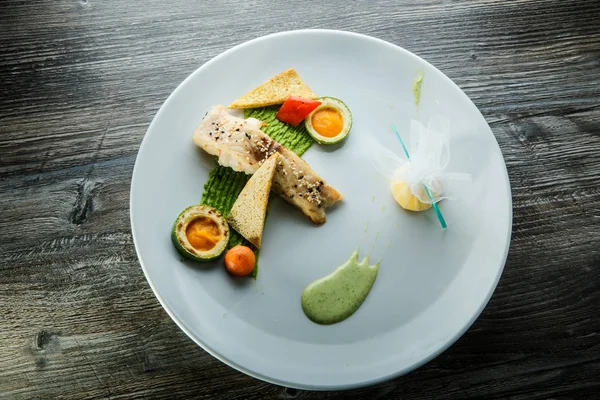 Pražená bílá rybí figurka ozdobená avokádem a pyré — Stock fotografie