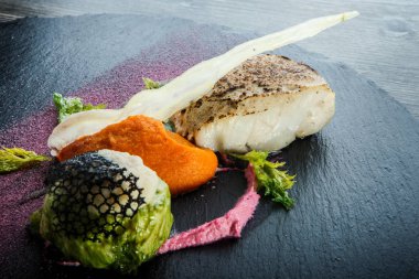 closeup lezzetli pişmiş beyaz balık havuç püresi ile servis