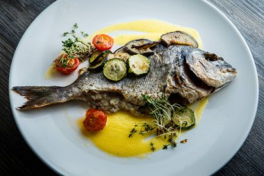 dilimlenmiş pişmiş sebze ile servis yakın çekim lezzetli balık