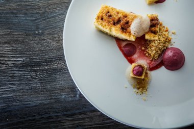 üst görünümü closeup ev yapımı dilimlenmiş sünger kek syrop ile