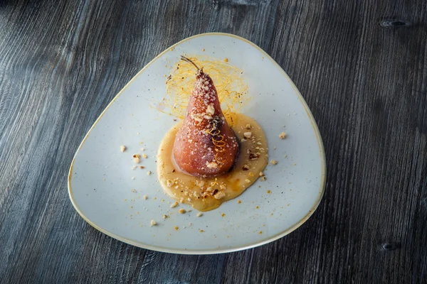 캐러멜 나선형으로 섬세하게 장식된 맛있는 통 구운 배 — 스톡 사진