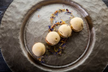 üst görünüm closeup başlangıçta dört küresel sünger bisküvi dekore