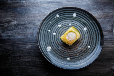 krema ve çikolata ile avokado yarım özel tatlı üst görünümü