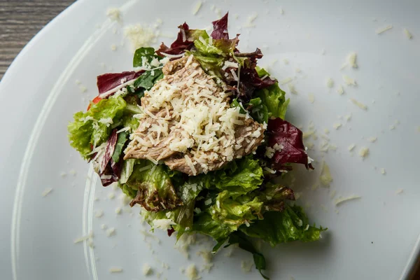 Macro vista dall'alto di insalata Cesare decorato con formaggio strofinato — Foto Stock