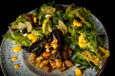 çeşitli deniz ürünleri ve salata yaprakları üst görünümü closeup lezzetli meze