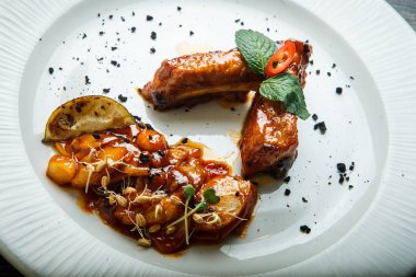 üst görünümü closeup özel beyaz çanak üzerinde kızarmış et süslenmiş