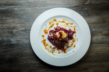 patates garnitür ve kırmızı soğan ile ızgara et parçaları üzerinde üst görünümü