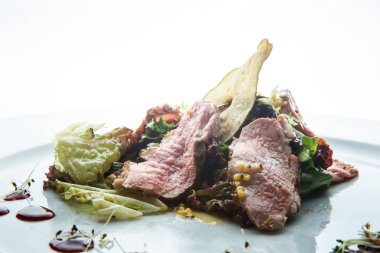 prosciutto ve kuru armut dilimi ile closeup lezzetli sezar salatası