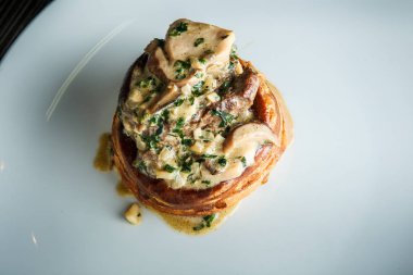 mantar ve kremalı sos ile closeup lezzetli julienne