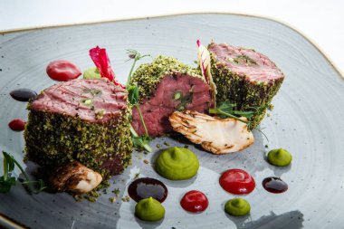 closeup özel dekore edilmiş üç çiğ pişmiş et parçaları