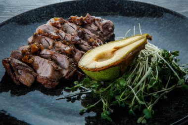 ızgara armut yarısı ile closeup pişmiş sığır eti dilimleri