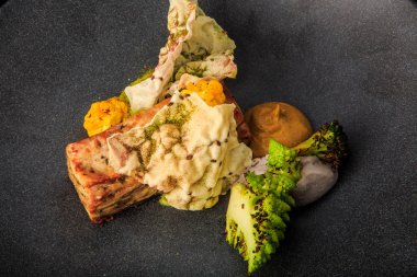 sos ve sebze ile üst görünümü closeup lezzetli et yemeği