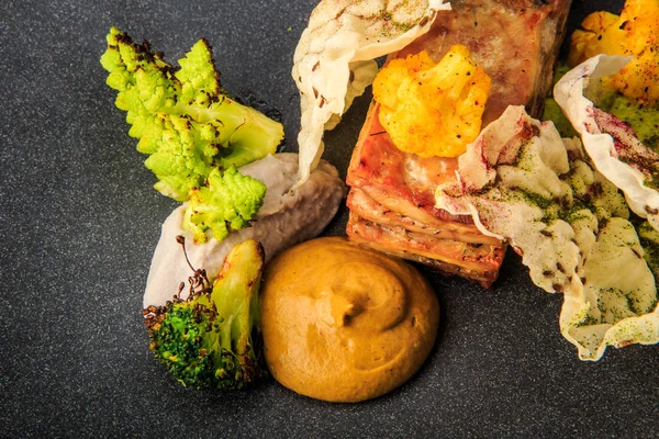 Makro restaurace masová miska s omáčkou a zeleninou — Stock fotografie