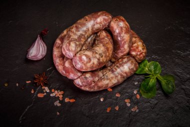 soğan ve fesleğen ile üst görünüm closeup çiğ sosis ızgara