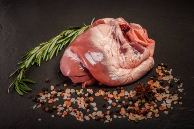 büyük sığır çiğ kalp baharat ve biberiye ile servis