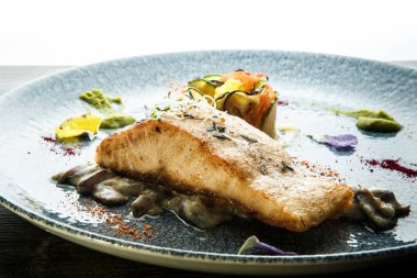 yakın çekim pişmiş deniz balık biftek kızarmış mantar servis