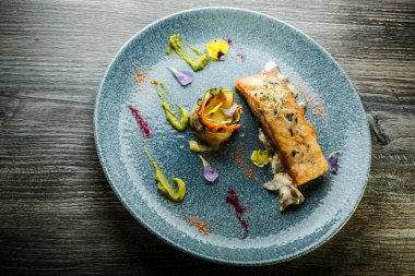 kızarmış mantar servis ızgara beyaz balık biftek üst görünümü