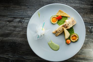 ızgara beyaz balık parçası ince avokado ve püresi ile dekore