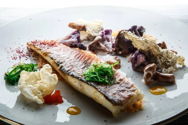 Trendi closeup dekorasi ikan panggang yang lezat fillet dan sayuran — Stok Foto