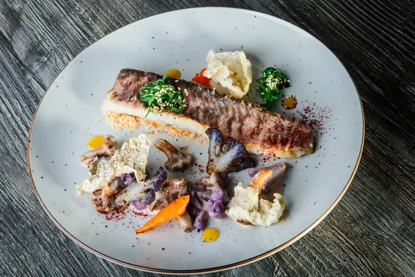 orijinal dekore lezzetli pişmiş balık fileto ve sebze