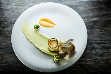 dilimlenmiş kabak ve yeşil püresi ile ince dekore balık rulo