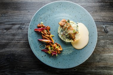 pirinç, sos ve mantar ile lezzetli pişmiş deniz balığı