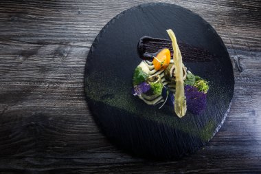 otlar ile doldurulmuş lüks dekore balık rulo üst görünümü