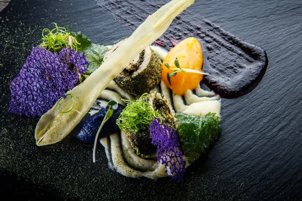 Primer plano rollos de pescado bellamente decorados rellenos de hierbas — Foto de Stock