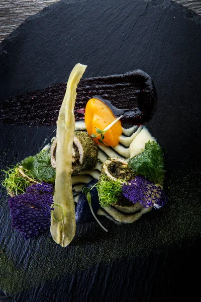 Top view close seup modern ikan gulung dihiasi dengan herbal — Stok Foto