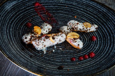 beyaz tepesi ve çikolata ile closeup dört lezzetli eclairs