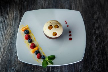 çeşitli çilek ile özel çikolata topu tatlı