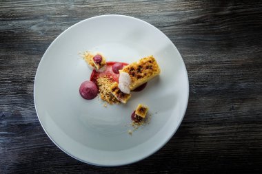 kırmızı syrop dekorasyon ile üst görünüm lezzetli dilimlenmiş sünger kek