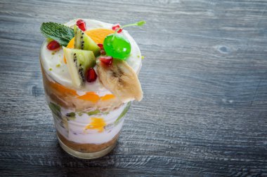 meyve ve krema tatlı ile üst görünümü closeup uzun cam