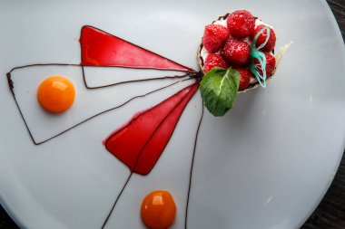 üst görünüm closeup özel dekore çikolata ahududu tatlı