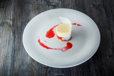 orijinal dekore edilmiş berry ve krem mus tatlı