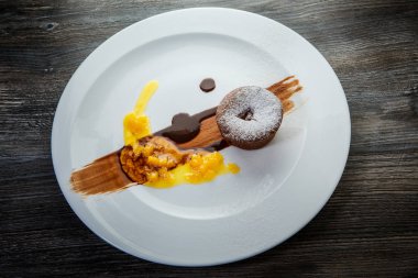 küçük çikolata cupcake şeker tozu ve meyve syrop ile dekore