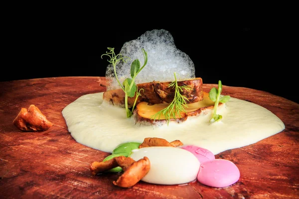 버섯과 소스의 클로즈업 맛있는 레스토랑 전채 — 스톡 사진