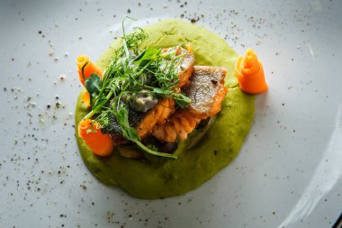 üst görünümü closeup yeşillik fırında pişmiş somon fileto ile dekore