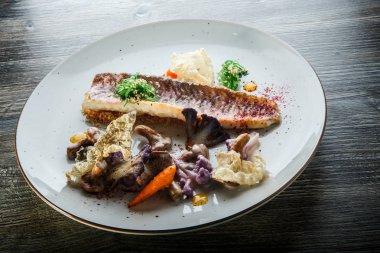 nefis dekore lezzetli ızgara balık fileto ve sebze