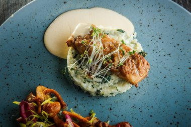 pirinç, sos ve mantar ile closeup kavrulmuş deniz balığı