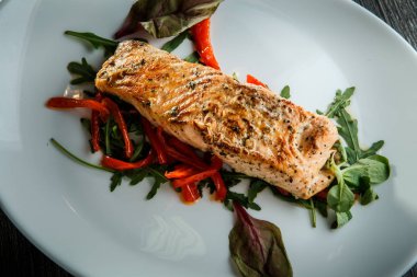 üst görünümü closeup yeşil salata ve arugula ile pişmiş balık