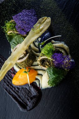 closeup sadece otlar ile doldurulmuş balık rulo süslenmiş