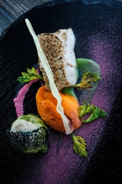 Vista superior primer plano pescado blanco asado servido con puré de zanahoria — Foto de Stock